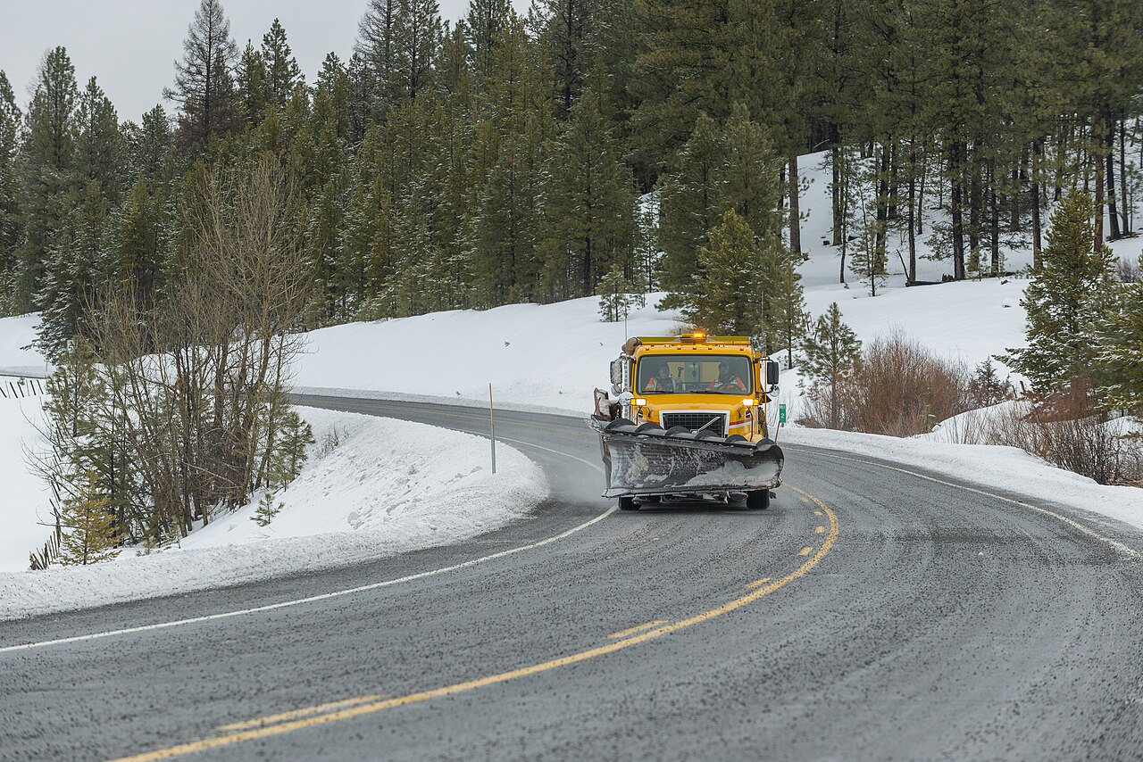 Streufahrzeug bringt Streugut präventiv vor Eisglätte aus